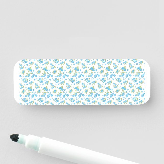 vit bakgrund med blåa blommor och grönt namnbricka (På plats)