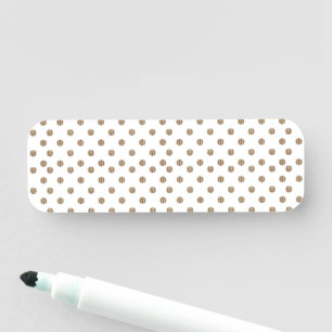 vit bakgrund med brunt polka dots namnbricka