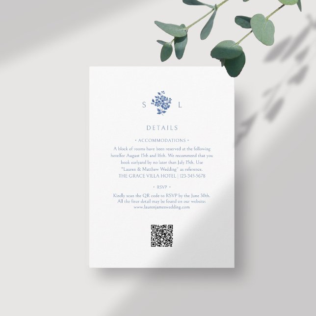Vit + blå | Blommigt Monogrammed QR-kod Bröllop Tilläggskort (Skapare uppladdad)