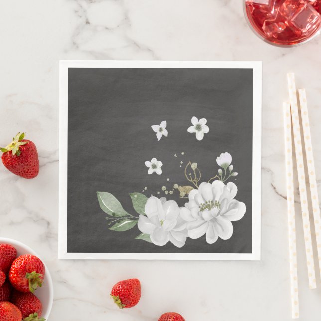 vit blomma gröna blad svarta pappersservett (Insitu)