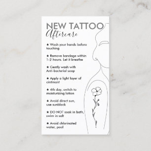 Vit blomma på flickans axel Ny tatuering eftervård Visitkort