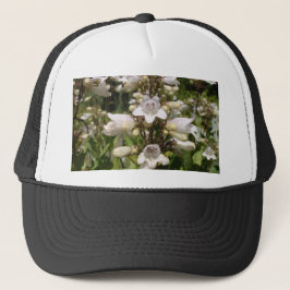 Vit blomma truckerkeps