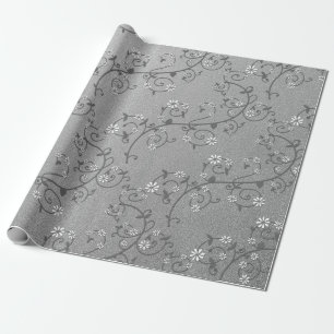 Vit blommande vinranka på silverinpackningspapper presentpapper