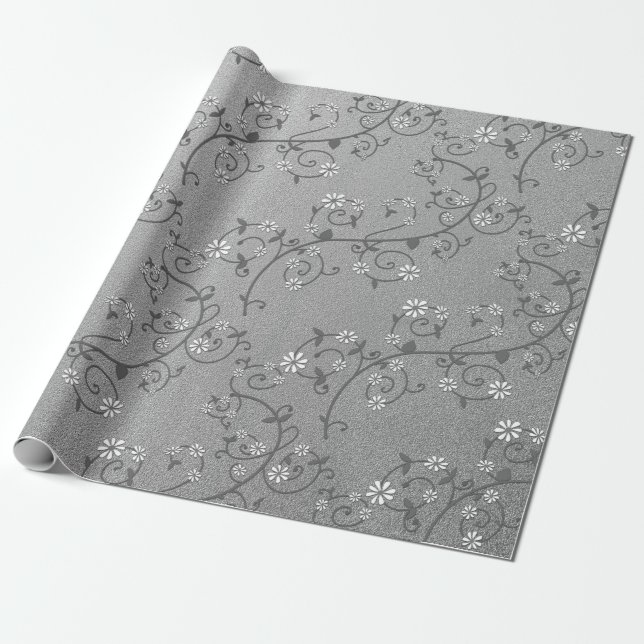 Vit blommande vinranka på silverinpackningspapper presentpapper (Utrullad)
