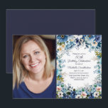 Vit Blommigt i marinblått dammblått 50:e födelseda Inbjudningar<br><div class="desc">Dusty blue,  marinblå och vit vattenfärgsfoto blommigt 50:e födelsedagsfesten för kvinnor. Kontakta mig om du behöver hjälp med dina anpassningar eller om du vill begära ytterligare matchning eller samordning av Zazzle-produkter för din händelse.</div>