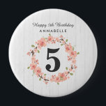 Vit Blommigt och persikokrans Grattis på födelseda Knapp<br><div class="desc">Vit Blommigt och persikokrans Grattis på födelsedagen-knappar,  med söta  rosa Peach & Coral Flowers! Anpassa den genom att lägga till din information! Kolla min butik för att se hela samlingen med den här designen!</div>