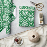 Vit Blommigt-skademönster på Grönten Presentpapper<br><div class="desc">Vit blommigt,  fuktmönster med vintage med anpassningsbarnas bakgrund för grönt under julen. Du kan enkelt ändra gröntens bakgrund till valfri färg som du vill med den vita dammen för att matcha färger i din händelse.</div>