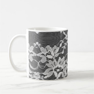 Vit blommigt snöre: svart bakgrund. kaffemugg