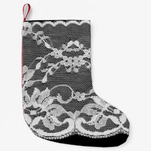 Vit blommigt snöre: svart bakgrund. liten julstrumpa