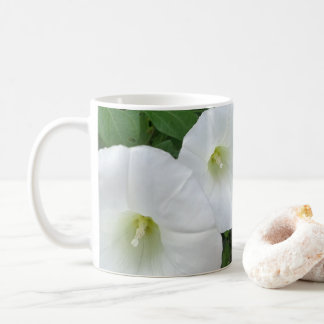 Vit blomsterkaffekopp kaffemugg