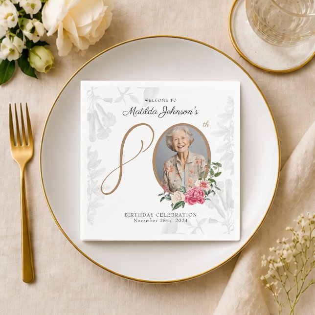 Vit blomsterklassisk anpassad 80-årsfest pappersservett (White Floral Classy Custom 80th Birthday Party Napkins)