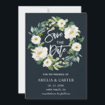 Vit blomsterkrans Bröllop Spara datumet Ca<br><div class="desc">Vit blomsterbröllop Spara datumet Kort med en krans av akvarell vita blommor med grön lövverk. För mer avancerad anpassning av denna design,  klicka på "Anpassa"-knappen. Matchande artiklar finns också tillgängliga.</div>