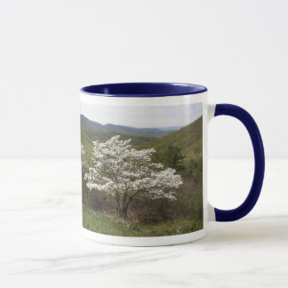 Vit blomstrar på horisontdrev mugg