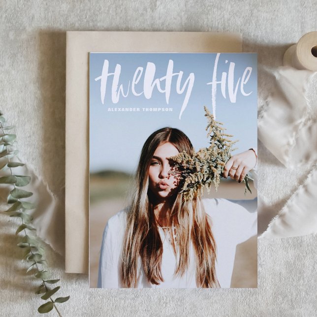 Vit borst typografi examensinbjudan inbjudningar (Customizable class of 2025 photo graduation invitation featuring rustic lettering. )