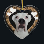 Vit Boxer Heart Chalkboard Ornament<br><div class="desc">För djurälskaren i ditt liv. En annan version av den här vackra vita boxaren med huvudet framför ett vismiskt hjärta som är färdigt med tass avtryck på en texturerad bakgrund på en krittavla. Baksidan är samma baksida av kritbordet som är komplett med ett sött,  litet papper.</div>