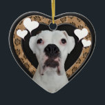 Vit Boxer Heart Chalkboard Ornament<br><div class="desc">För djurälskaren i ditt liv. En annan version av den här vackra vita boxaren med huvudet framför ett vismiskt hjärta som är färdigt med tass avtryck på en texturerad bakgrund på en krittavla. Baksidan är samma baksida av kritbordet som är komplett med ett sött,  litet papper.</div>