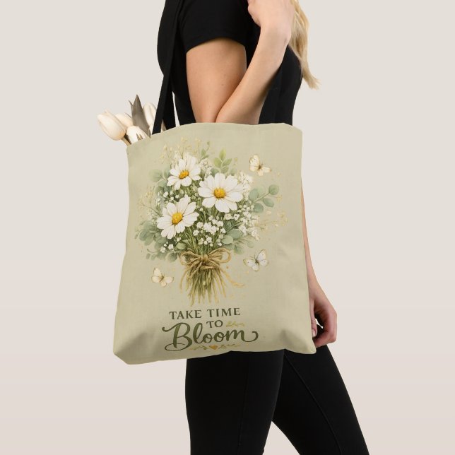 Vit bukett av vilda blommor tygkasse (Närbild)