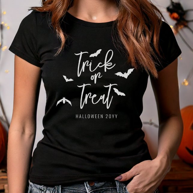 Vit Bus eller godis och Fladdermus Halloween år T Shirt (Disclaimer: This image is a digital mockup.)
