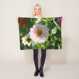 Vit dahlia i trädgårdsfotot fleecefilt