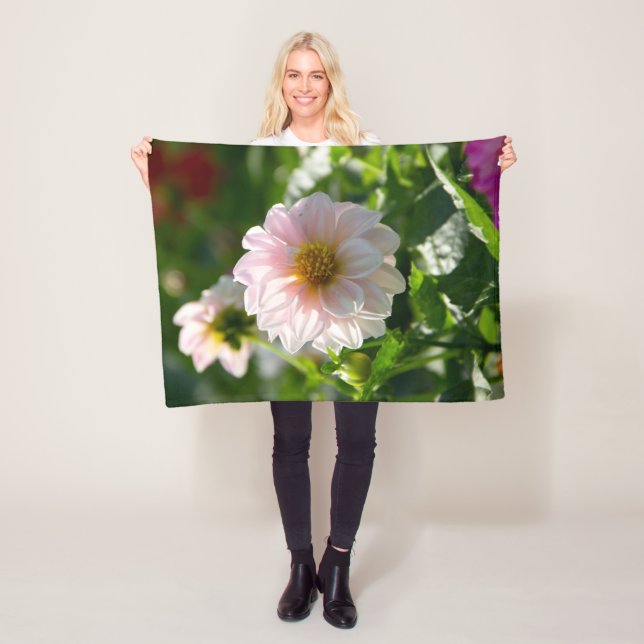 Vit dahlia i trädgårdsfotot fleecefilt (På plats)