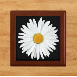 Vit Daisy blomma på svart Blommigt Minnesask<br><div class="desc">Förvara kryddor,  smycken och andra små keepsaker i den här presentlådan av trä med keramiskt plattor som innehåller fotobilden av en söt,  vit Daisy blomma på en svart bakgrund. En underbar,  blommigt design! Markera din presentlåda storlek och färg.</div>