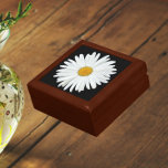 Vit Daisy blomma på svart Blommigt Minnesask<br><div class="desc">Förvara kryddor,  smycken och andra små keepsaker i den här presentlådan av trä med keramiskt plattor som innehåller fotobilden av en söt,  vit Daisy blomma på en svart bakgrund. En underbar,  blommigt design! Markera din presentlåda storlek och färg.</div>