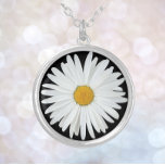 Vit Daisy blomma på svart Blommigt Silverpläterat Halsband<br><div class="desc">Gör en mode påstående med denna halsband med en kedja som innehåller fotobilden av en söt,  vit Daisy blomma på en svart bakgrund. En underbar,  blommigt design! Markera den underordnade formen,  storlek och metall avsluta.</div>