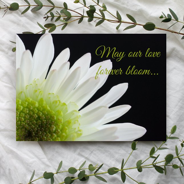 Vit Daisy blomma på Svarta Bröllop Inbjudningar (Invite guests to your marriage ceremony with the pretty White Daisy on Black Wedding Invitation.)