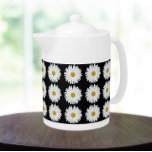 Vit Daisy Blommönster på svart<br><div class="desc">Vit keramisk tekanna med lock som innehåller fotobilden av en söt,  vit Daisy blomma mot svart bakgrund och som är tryckt i ett upprepande mönster. En underbar,  blommigt design!</div>
