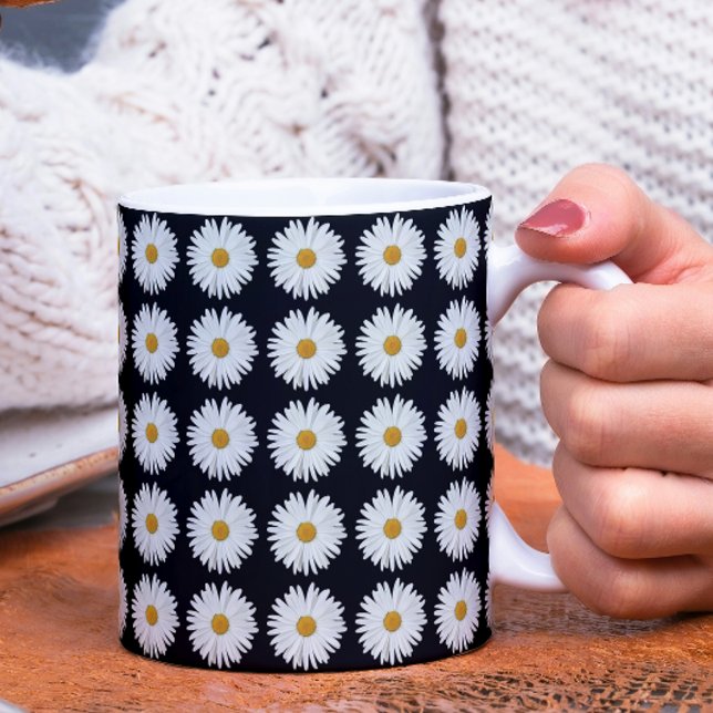 Vit Daisy Blommönster på svart Kaffemugg (In Situ)