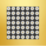 Vit Daisy Blommönster på svart Sjal<br><div class="desc">Håll i garderoben med den här fyrkantiga,  rena chiffonslöjan som innehåller fotobilden av en söt,  vit Daisy blomma på en svart bakgrund och som skrivs ut i ett upprepande mönster. En underbar,  blommigt design! Markera din sjalk storlek.</div>
