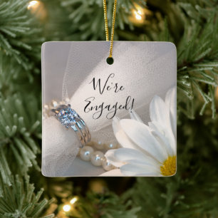 Vit Daisy Elegance Vi är engagerade Julgransprydnad Keramik