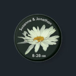 Vit Daisy Flower Personlig Bröllop Magnet<br><div class="desc">Vit daisy med kvardröjande regndroppar blomsterfotografi av Susan bröllopet gynnar kylmagnet. Fyll i informationen i mallen. Gör fler ändringar i text och teckensnitt storlekt, stil och färg genom att klicka på Anpassa. Den här designen finns på många produkter på mitt galleri. Besök Smilins Ögon Treasures för att se fler inbjudningar...</div>