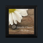 Vit Daisy och Barn Wood Landsbyggsbröllop Smyckeskrin<br><div class="desc">Anpassa den charmerande Vita Daisyn och Barn Wood Landsbyggsbröllop Gift Box med den personliga namnen av briden och brudgummen och ceremonin i giftermål för att skapa en keepsaksgåva till bruden, hennes brudgummar eller brudens sida. Den här westerna ranchlådan stil med rustik chic-anpassningsbar har en tämligen nära blommigt av en vit...</div>