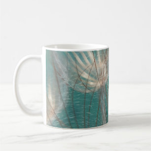 Vit dandelion i nära fotografi kaffemugg