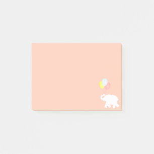 Vit elefant med ballonger på korallrosa post-it block