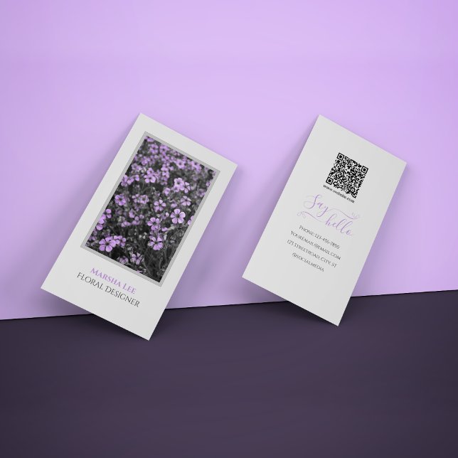 Vit elegant blomsterkort med QR-kod Visitkort (Skapare uppladdad)