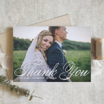 Vit Elegant Calligraphy Bröllop Photo Tack Kort<br><div class="desc">Skicka ett tack till familj och vänner för att de är en del av din speciella dag med det här anpassadet tack vare ditt kort. Den har en kalligrafi och klassisk typografi av eleganten. Du kan anpassa det här tackkortet i elegant bröllop genom att lägga till dina uppgifter. Det här...</div>