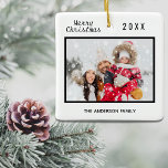 Vit elegant i julfamiljen julgransprydnad keramik<br><div class="desc">En vit elegant bakgrund. Texten: God jul med ett svart stil-teckensnitt,  brev. Mall för ditt eget familjefoto och din familj namn och år. Perfekt som gåva eller som keepé för din egen familj.</div>
