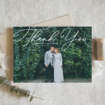 Vit Elegant-skript Foto Bröllop Tack Vykort<br><div class="desc">Skicka tack till familj och vänner med anpassadet bröllop tack för ditt vykort. Den har ett vitt skript i eleganten. Anpassa det här elegant bröllop-tacket som du har lagt till genom att lägga till dina egna detaljer. Det här manuset är också perfekt för studenten, födelsedagar, första fackföreningar och så mycket...</div>