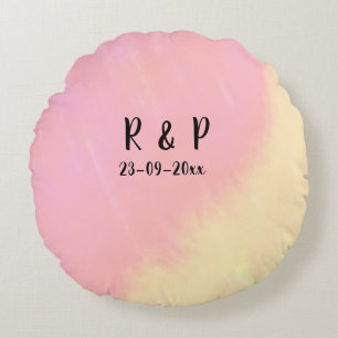 vit enkel minimalistisk textstil bröllop rosa gult rund kudde