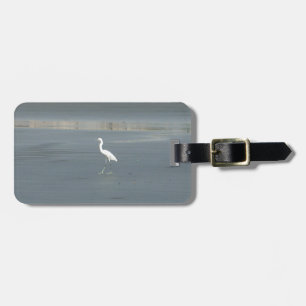 Vit fågel på Grått Sand Beach Art Print Bagagebricka