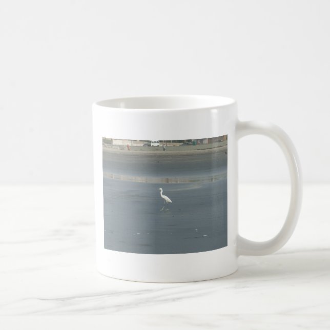 Vit fågel på Grått Sand Beach Art Print Kaffemugg (Höger)