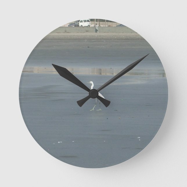 Vit fågel på Grått Sand Beach Art Print Rund Klocka (Framsida)