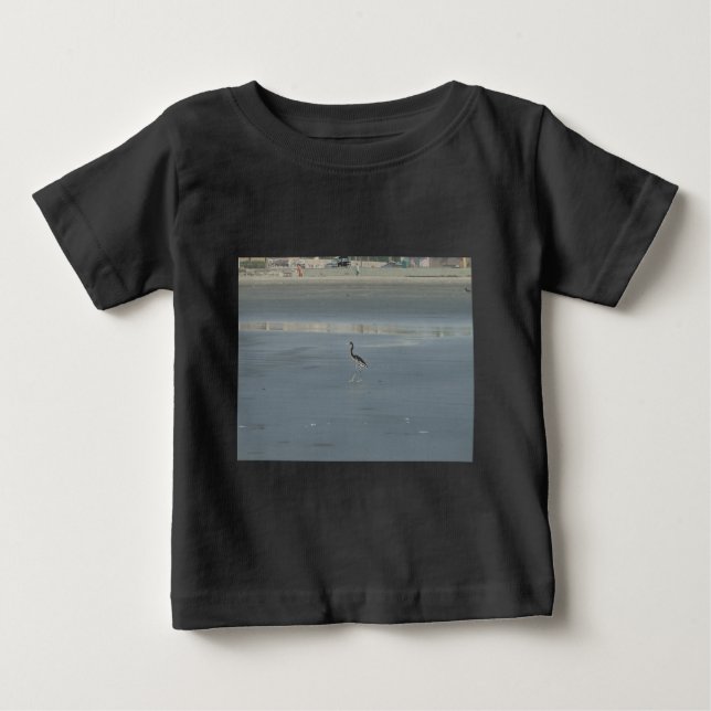 Vit fågel på Grått Sand Beach Art Print Tee (Framsida)