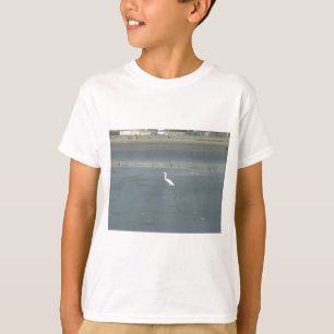 Vit fågel på Grått Sand Beach Art Print Tee
