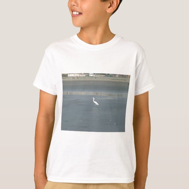 Vit fågel på Grått Sand Beach Art Print Tee (Framsida)