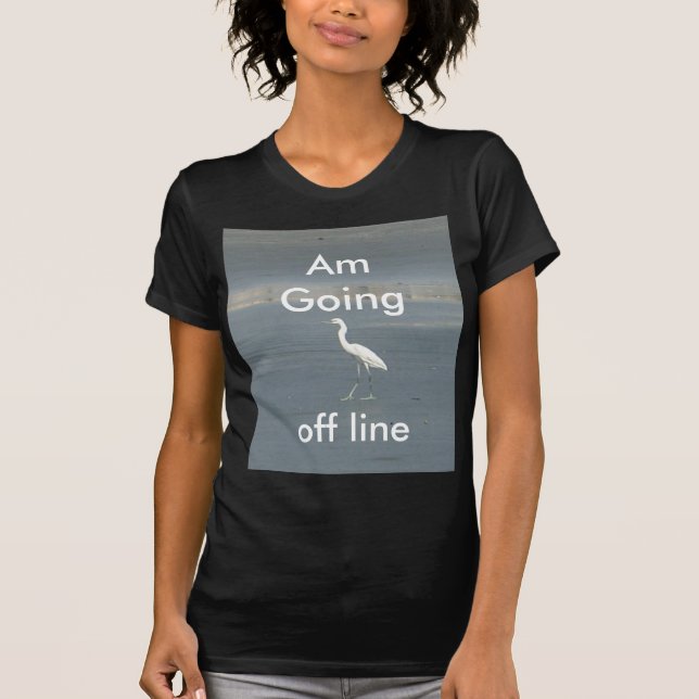 Vit fågel på Grått Sand Beach Art Print Tee Shirt (Framsida)