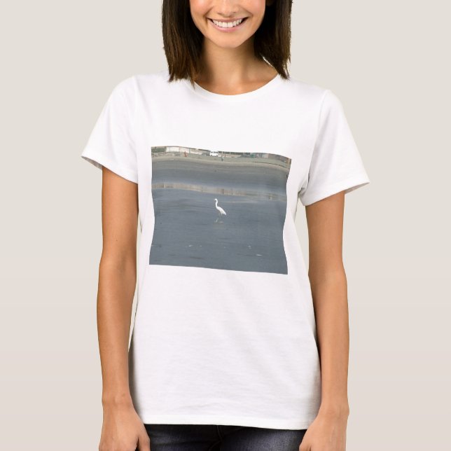 Vit fågel på Grått Sand Beach Art Print Tröja (Framsida)