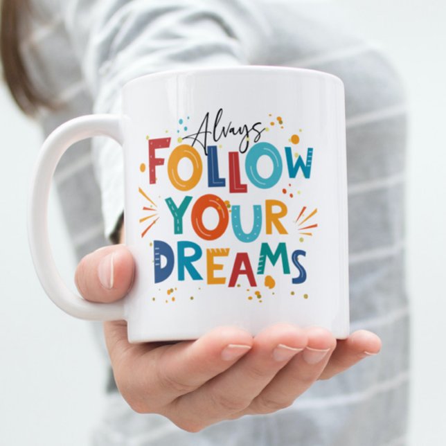 Vit Färgrik Motivationscitat Följ Dina Drömmar Kaffemugg (Skapare uppladdad)
